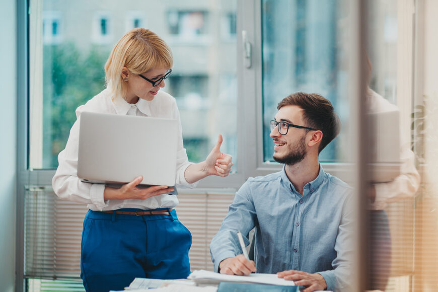 Manager,Giving,Feedback,To,Young,Intern